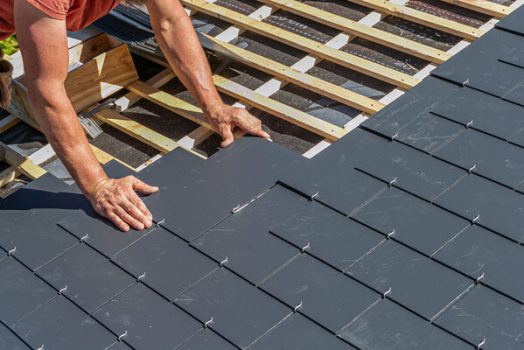 Travaux de couverture : les opérations à entreprendre pour assurer la bonne tenue d’un toit