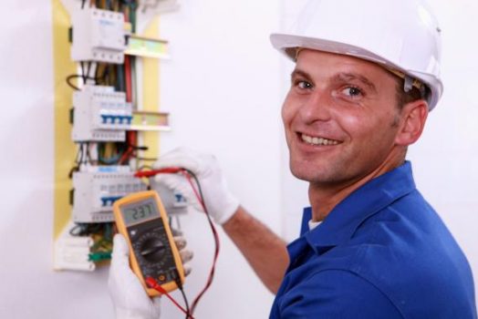 Vérification d’installation électrique : quel professionnel contacter?