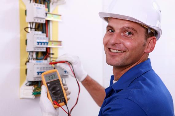 Vérification d’installation électrique : quel professionnel contacter?