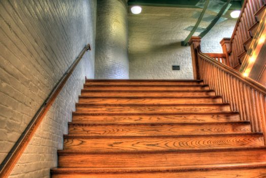 Le guide complet pour poncer un escalier en bois – étape par étape