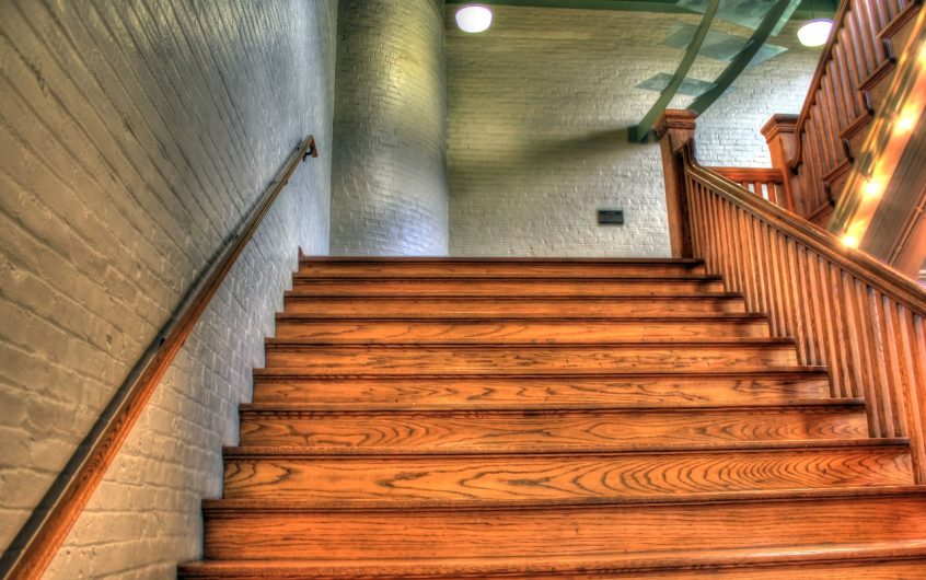 Le guide complet pour poncer un escalier en bois – étape par étape