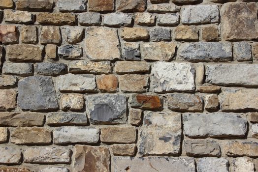 Un guide étape par étape sur la façon de refaire le joint d’un mur en pierre