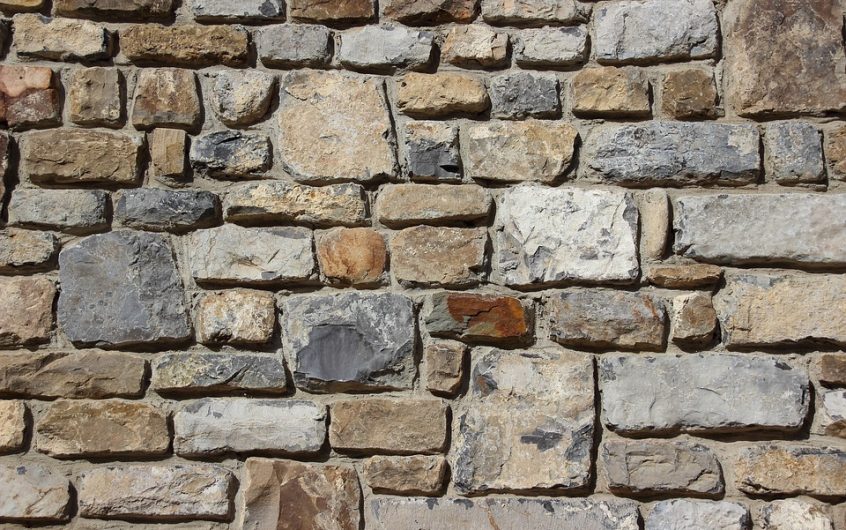 Un guide étape par étape sur la façon de refaire le joint d’un mur en pierre