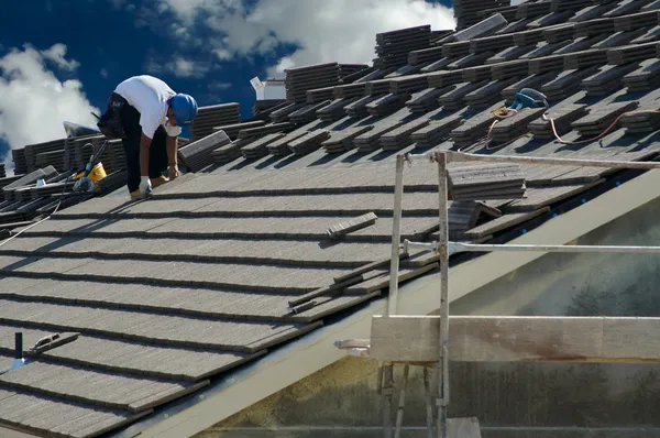 Raviver un toit en ardoise : les matériaux et outils nécessaires pour une rénovation réussie