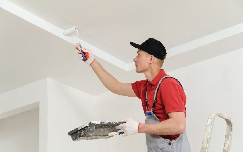 Préparer et protéger votre espace avant de peindre le plafond : nos conseils professionnels