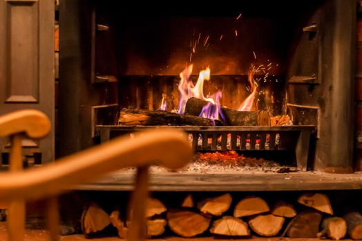 8 bonnes raisons d’opter pour des cheminées rustiques en bois