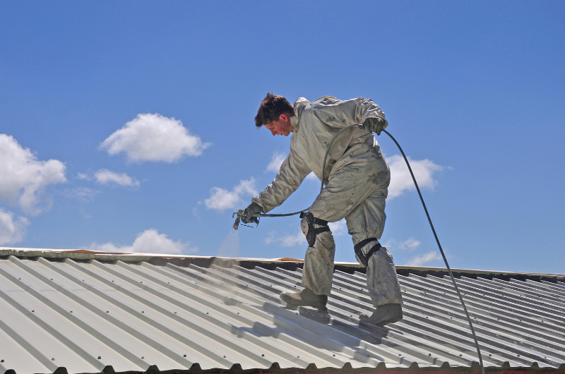 Quels sont les équipements de sécurité nécessaires pour effectuer le déneigement de toiture en toute sécurité?
