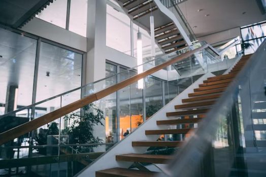 L’élégance du verre dans les rampes d’escalier : tendances et options