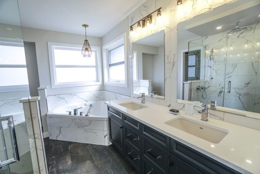 Marbre ou granit pour votre salle de bains : quel matériau choisir ?