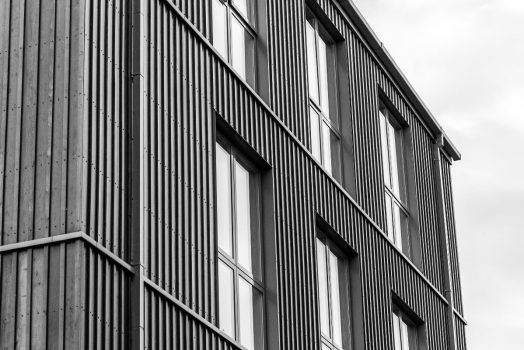 Bardage de façade en métal : minimalisme contemporain et résistance sans compromis