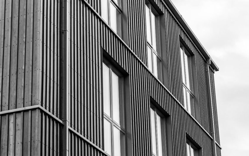 Bardage de façade en métal : minimalisme contemporain et résistance sans compromis