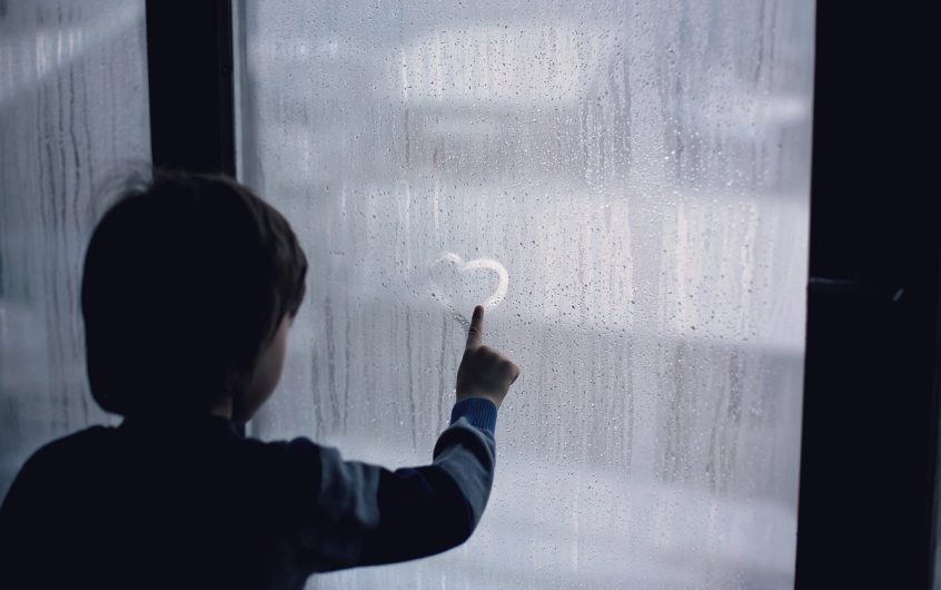 Combattez la condensation : causes et solutions pour des fenêtres sèches