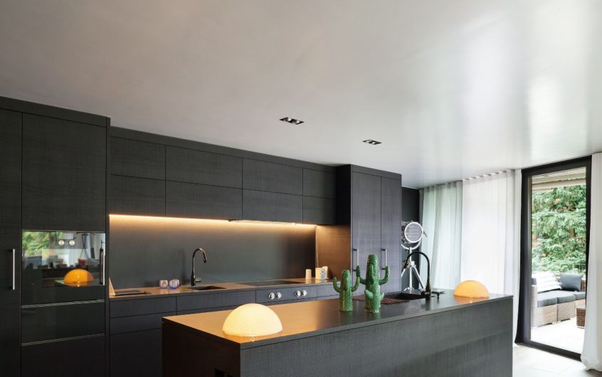 Comment choisir le plafond idéal pour une cuisine contemporaine ?