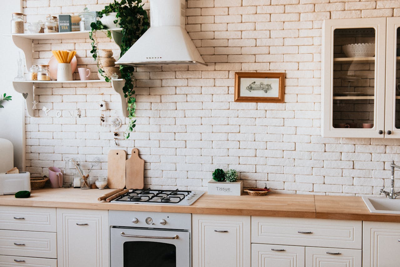 Comment maximiser l'espace de rangement vertical dans une cuisine?
