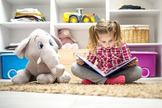 Organiser la chambre de votre enfant : astuces de rangement intégrées dans le mobilier