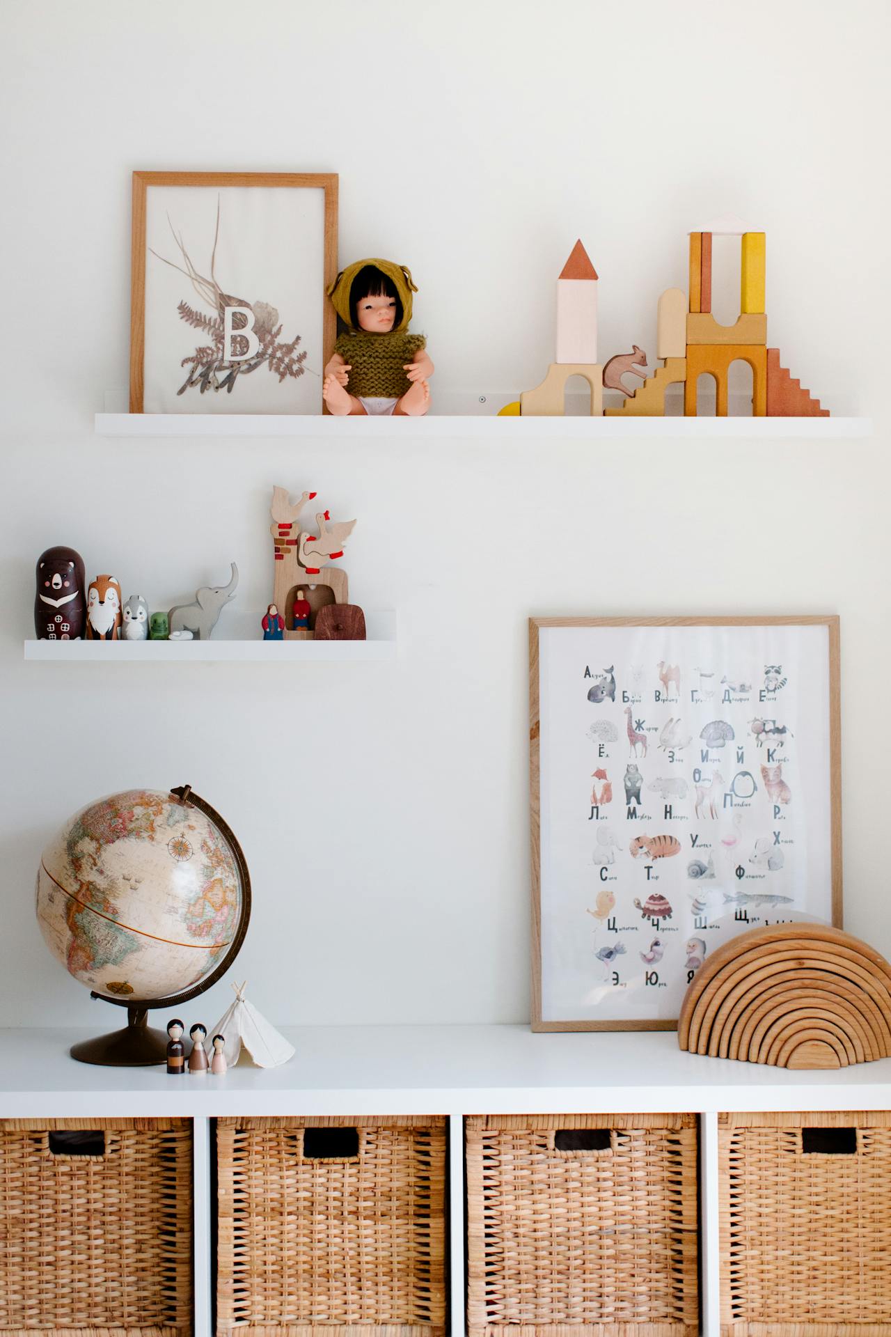 ouets et jeux dans la chambre d'un enfant