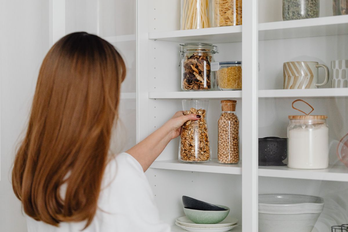 Comment créer un garde-manger fonctionnel dans une cuisine de petite taille ?