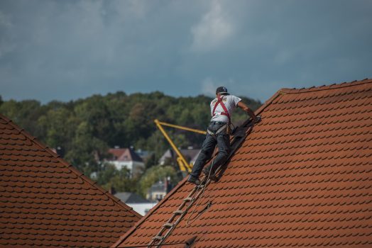 Réparer une fuite de toiture : astuces et conseils