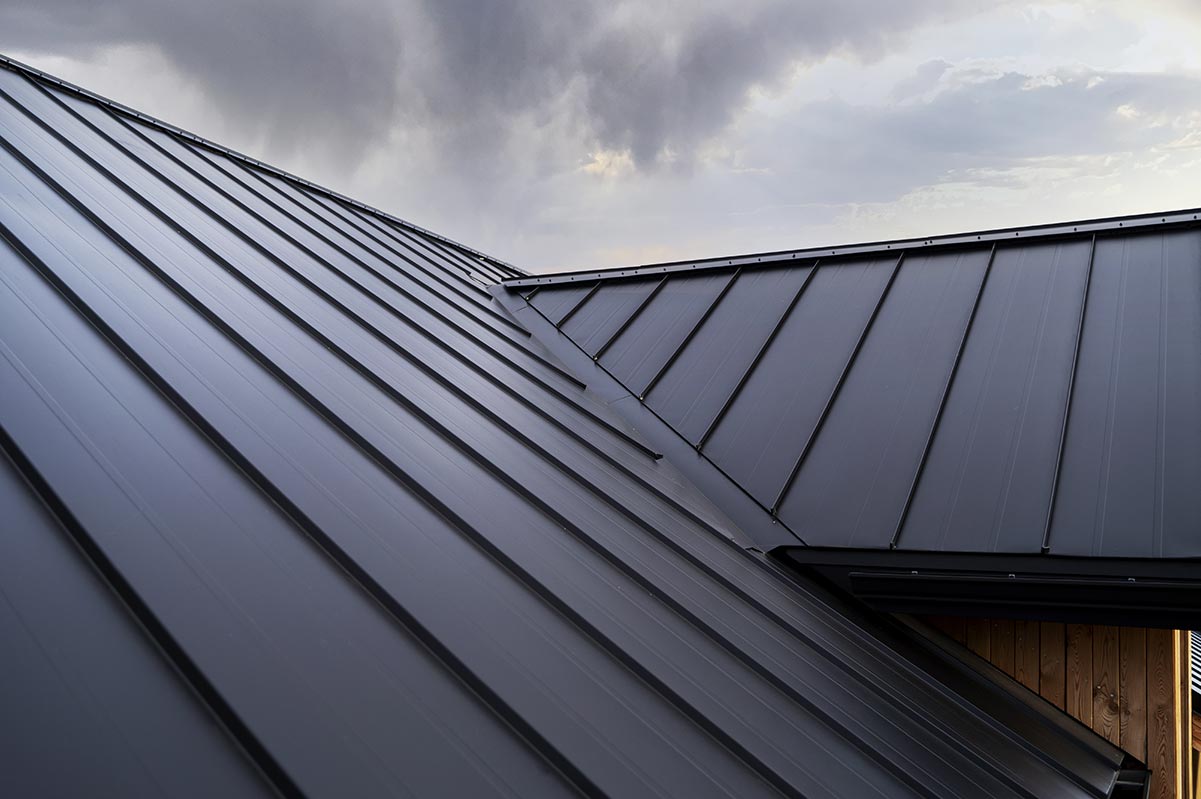 Les toitures en tôle : comment les utiliser pour un design contemporain