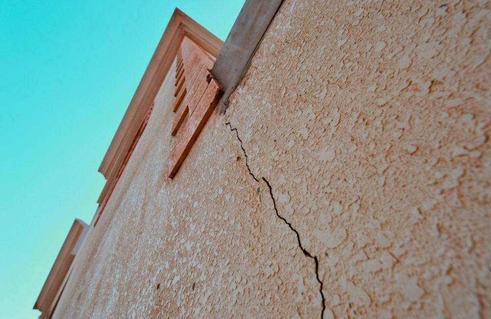 Réparation de fissures murales extérieures : 5 astuces pour éviter les erreurs coûteuses
