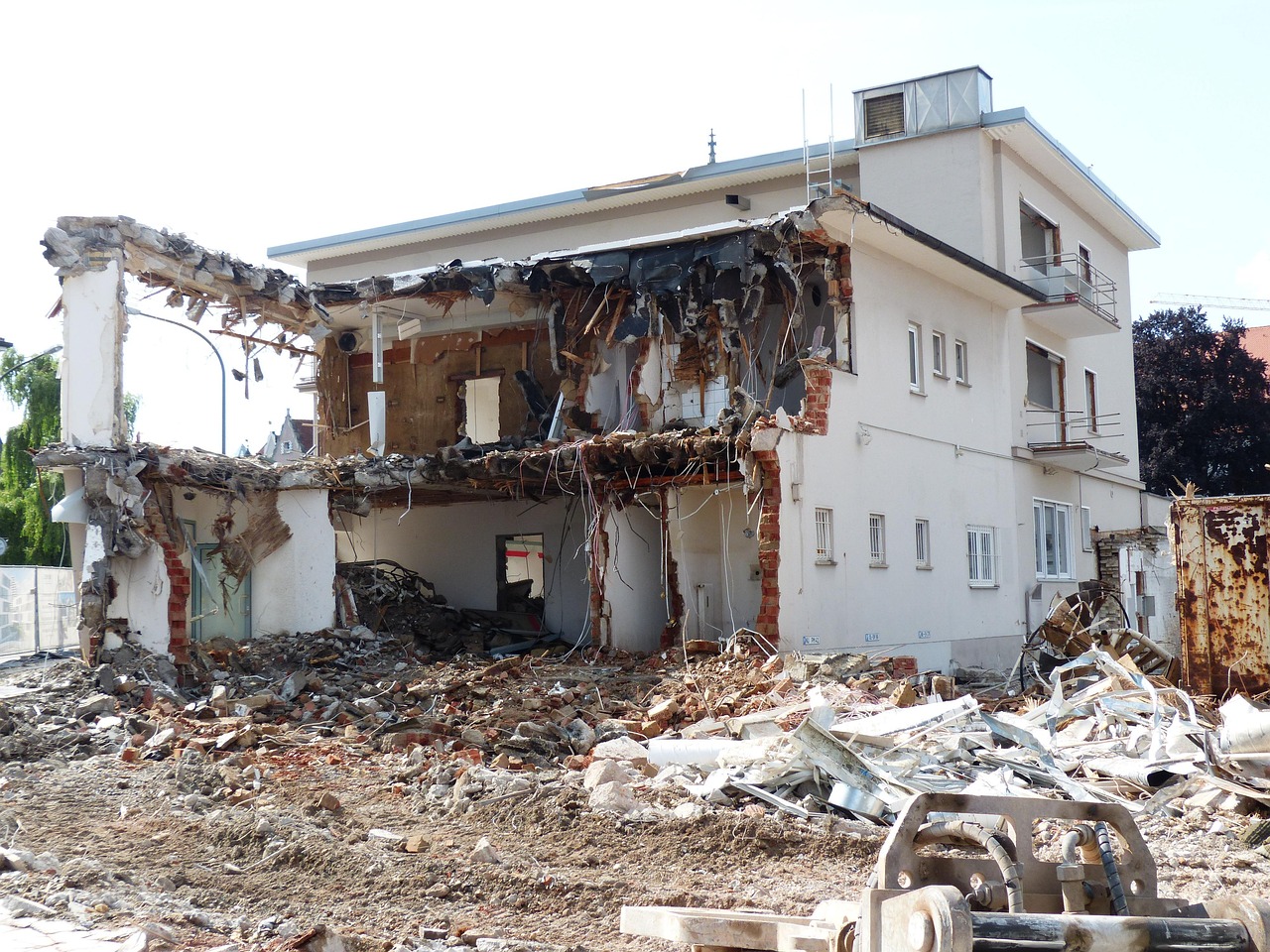 découvrez nos services de démolition de maisons, garantissant un processus sûr et efficace pour tous vos projets de rénovation ou de reconstruction. équipe professionnelle et équipements modernes à votre disposition.
