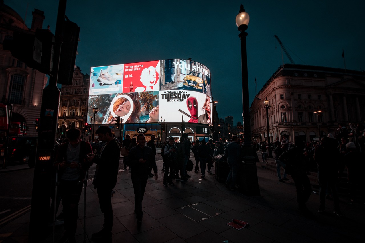 découvrez comment choisir et utiliser les couleurs publicitaires pour capter l'attention, renforcer votre message de marque et maximiser l'impact de vos campagnes marketing.