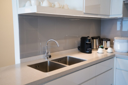 Pose de crédence en verre sur mur irrégulier : solutions pratiques