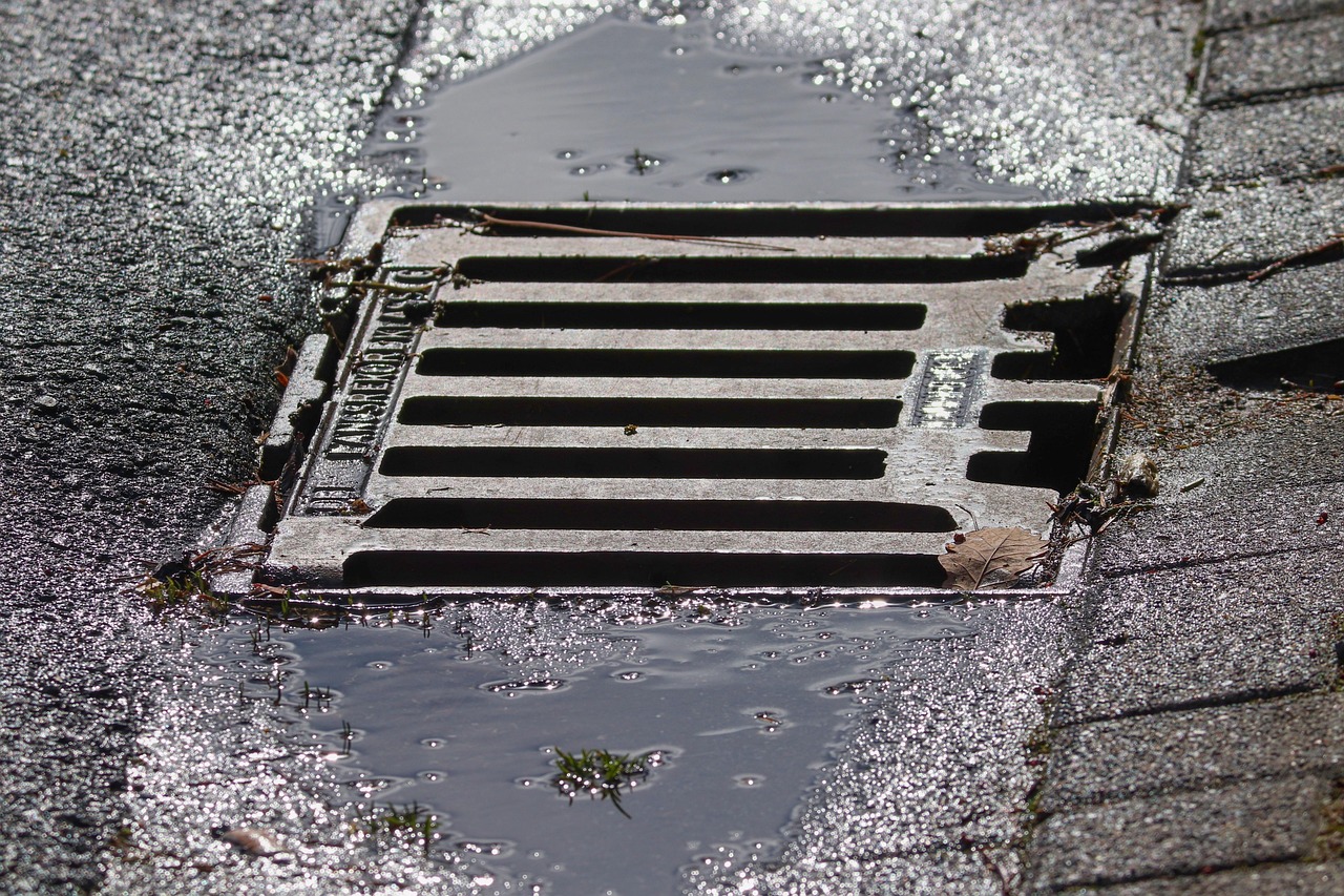 découvrez tout ce qu'il faut savoir sur les gouttières : types, installation, entretien et conseils pour protéger efficacement votre maison des eaux de pluie.