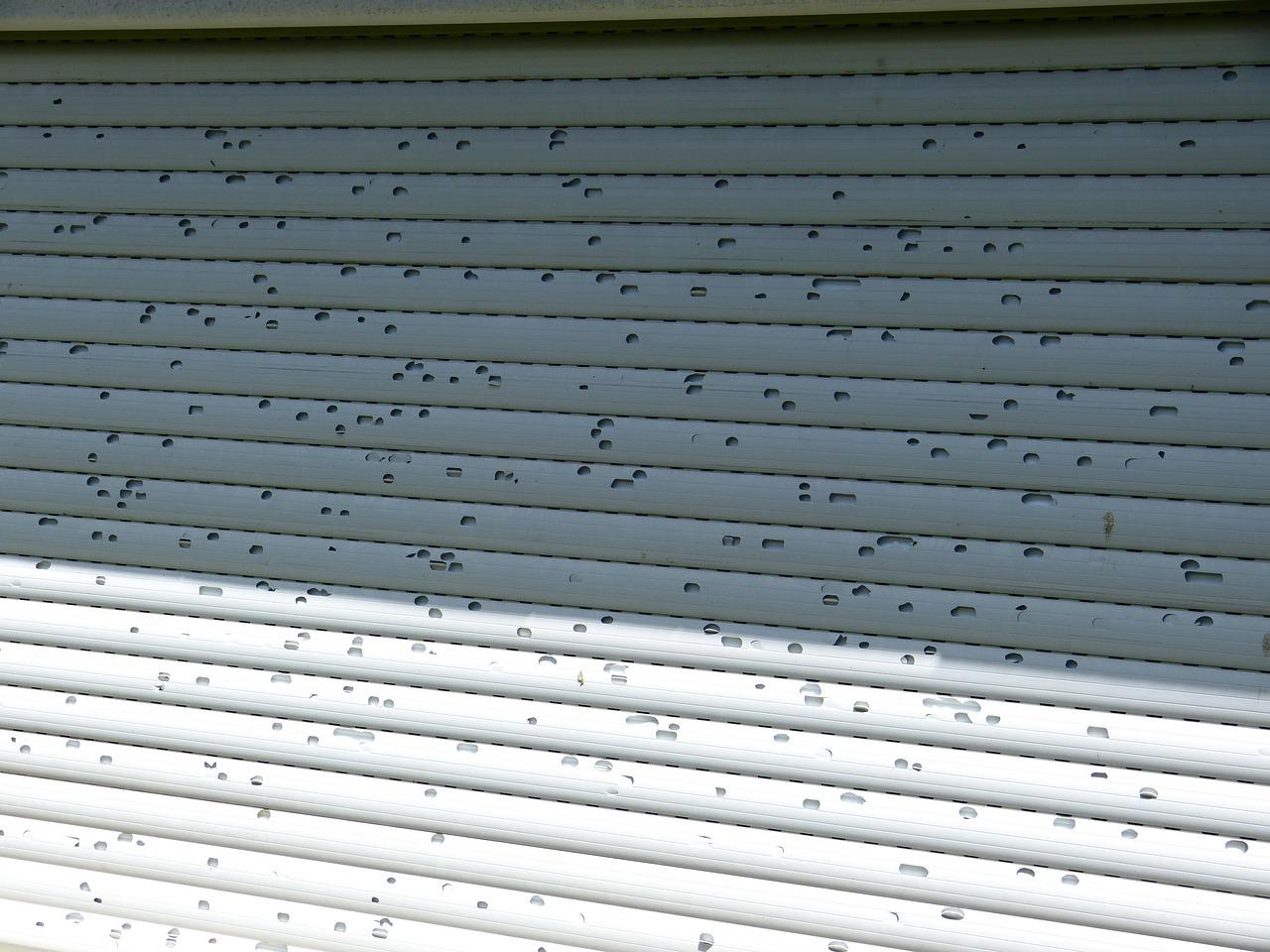 découvrez nos volets roulants : solutions de protection, d’isolation et de confort pour votre maison. faciles à installer, durables et esthétiques, ils sécurisent efficacement vos fenêtres.