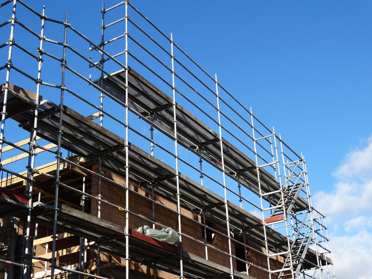 découvrez tout ce qu'il faut savoir sur le scaffolding : définition, utilité, types d'échafaudages et conseils pour garantir la sécurité sur les chantiers de construction.