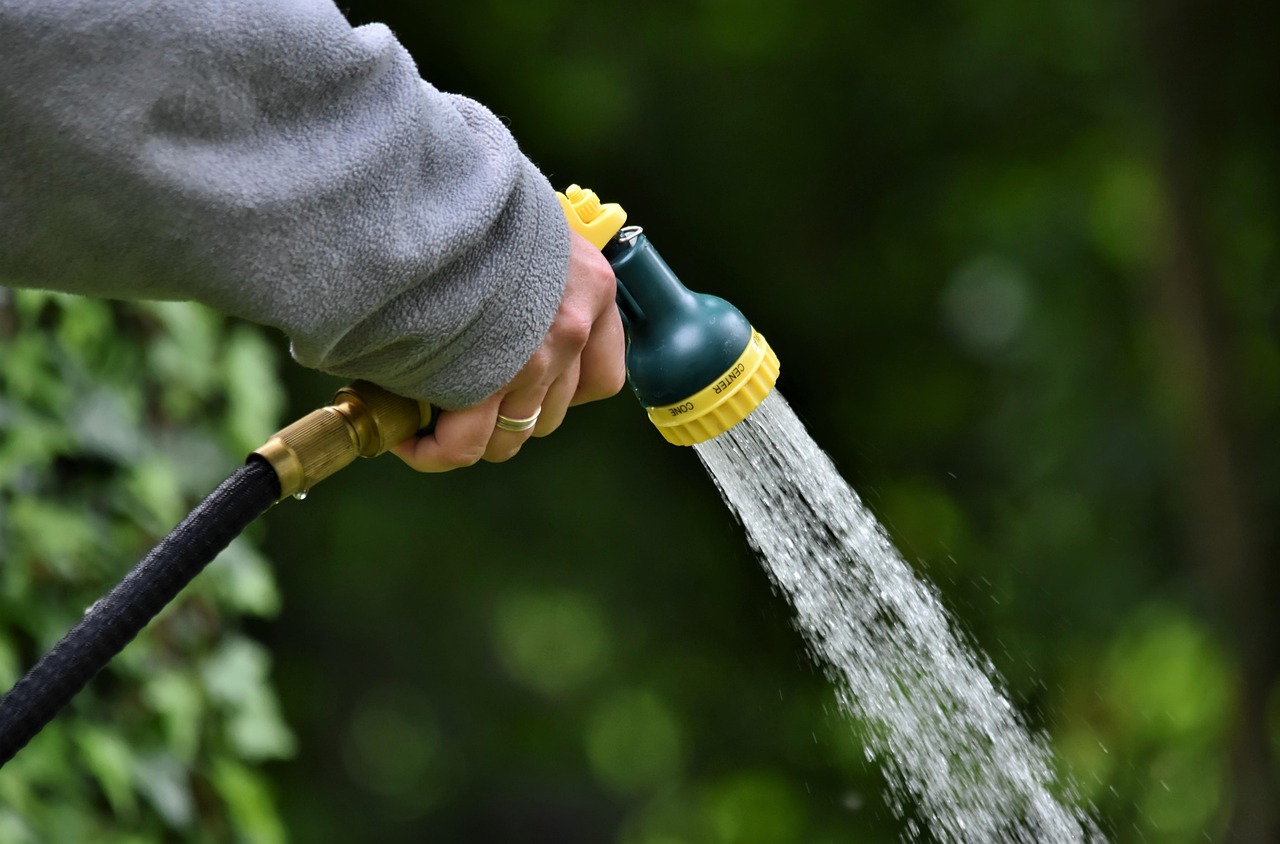 découvrez notre gamme complète d’outils de jardinage de qualité pour entretenir facilement votre jardin et stimuler la croissance de vos plantes.