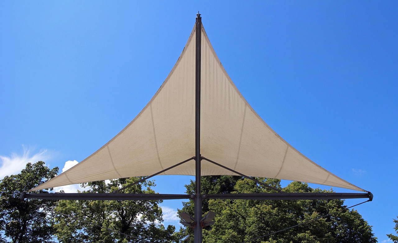 découvrez nos voiles d'ombrage élégantes et durables, idéales pour protéger vos espaces extérieurs du soleil tout en apportant une touche design.