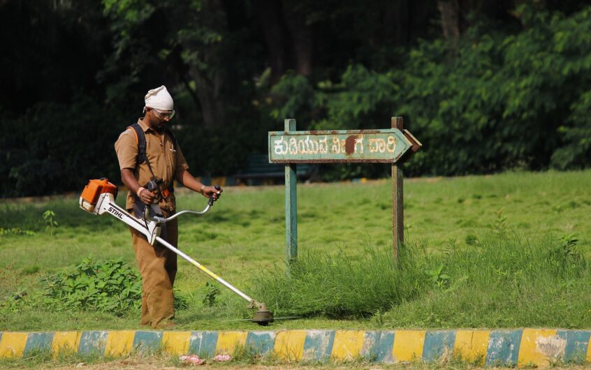 Débroussailleuses et broyeurs : techniques pour entretenir efficacement vos espaces verts