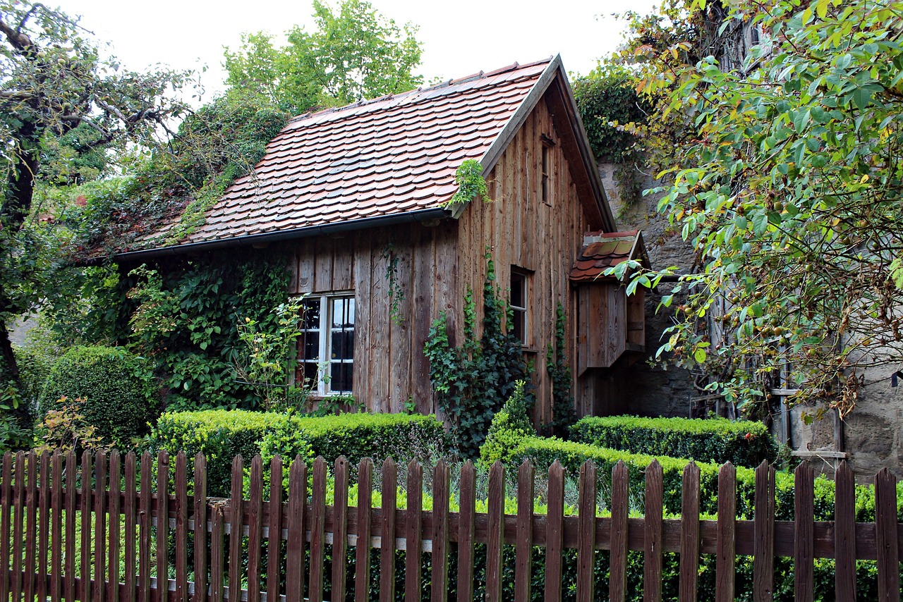 découvrez notre abri de jardin robuste et élégant, parfait pour ranger vos outils et embellir votre espace extérieur. facile à monter et résistant aux intempéries.