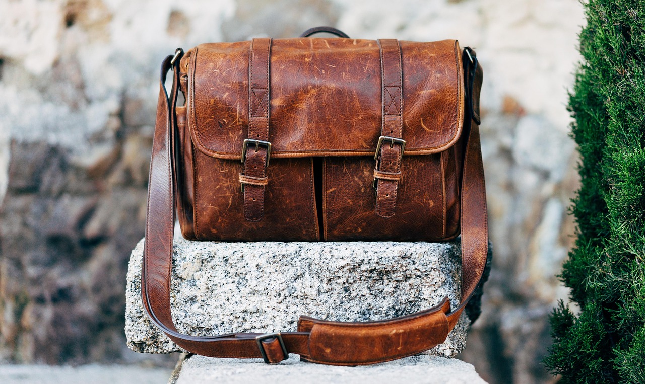 service professionnel de restauration du cuir pour redonner éclat, souplesse et durabilité à vos articles en cuir.