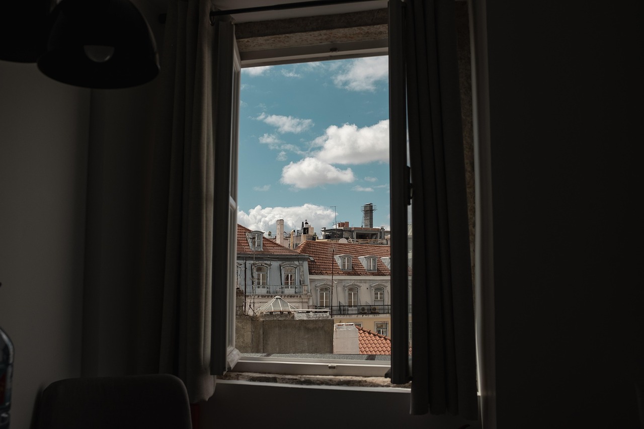 découvrez notre sélection de fenêtres de toit pour apporter lumière naturelle et ventilation à vos combles. installation facile et design moderne.