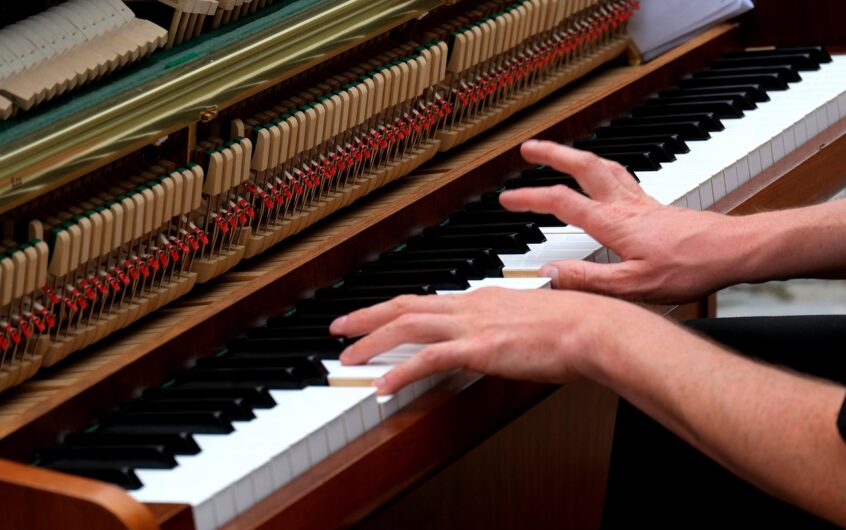 Passage par fenêtre : quand l&rsquo;escalier est trop étroit pour le piano