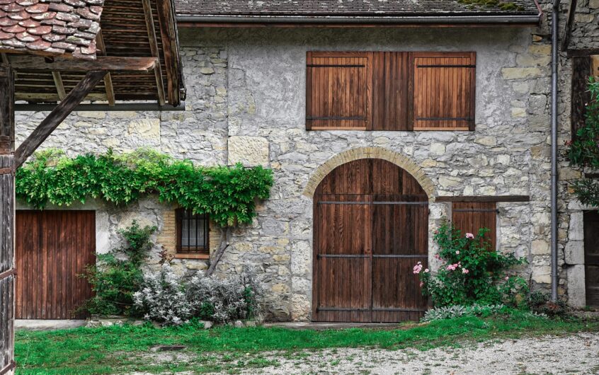 Rénovation de murs abîmés : piochage de l&rsquo;ancien enduit