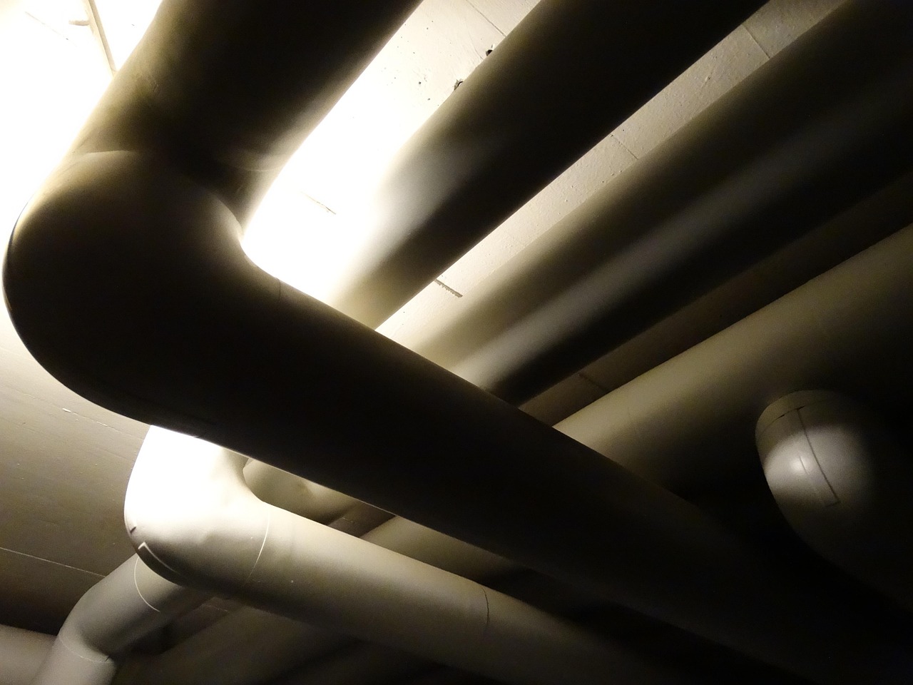 découvrez notre sélection de supports de plafond robustes et élégants, parfaits pour installer vos équipements en toute sécurité et optimiser l'espace de votre intérieur.