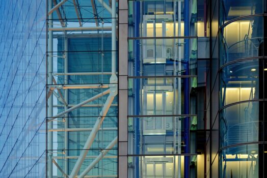 Verrière en acier : le charme des irrégularités artisanales