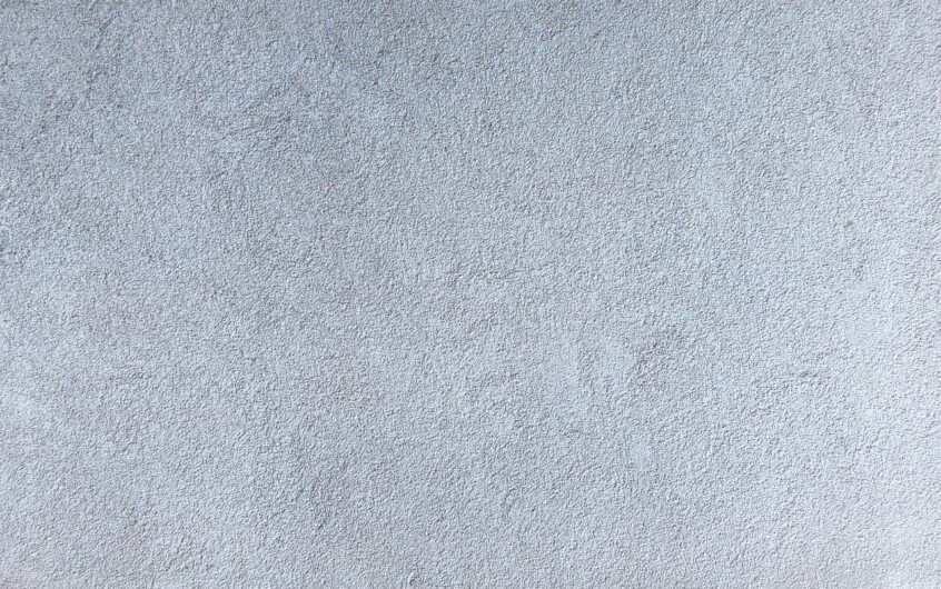 Finition écrasée : idéale pour masquer les défauts du mur