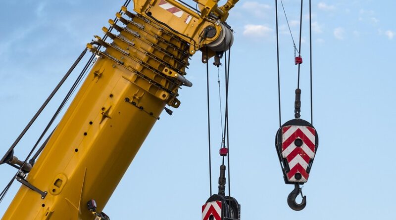 camion à benne basculante auto-chargeur avec grue intégré, idéal pour le transport et la manutention de matériaux lourds en toute autonomie.