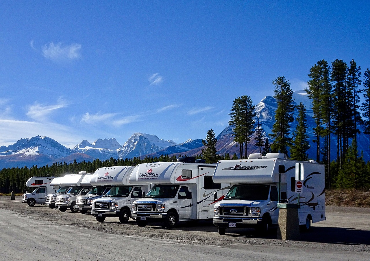 découvrez les conseils essentiels pour réussir votre premier voyage en camping-car : itinéraire, équipement, budget et astuces pour partir l’esprit tranquille.
